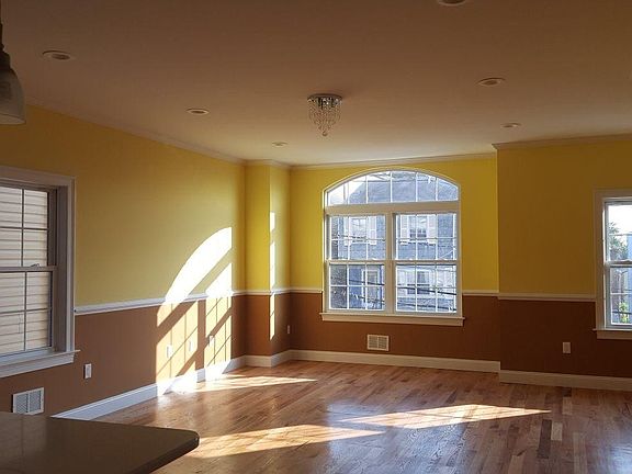 3rd image of 32 Stagg St Floor 2