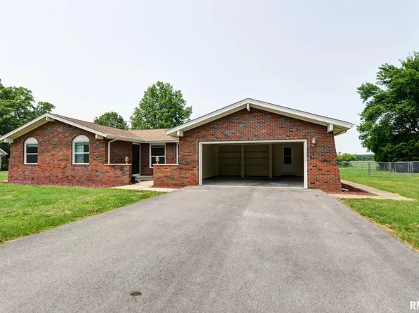 3519 E Lake Shore Dr, Taylorville, IL 62568