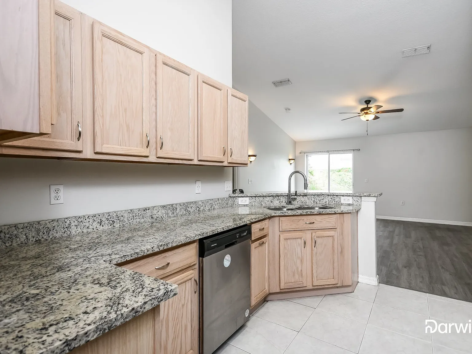 4 bed, 2.0 bath, 1601 sqft, $1,725 — Photo 3
