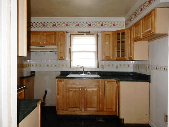 4th image of 1001 W Pecan St