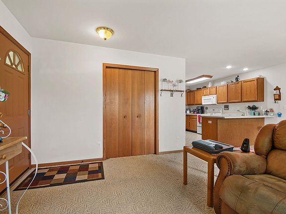 4th image of 706 Forest Edge Dr