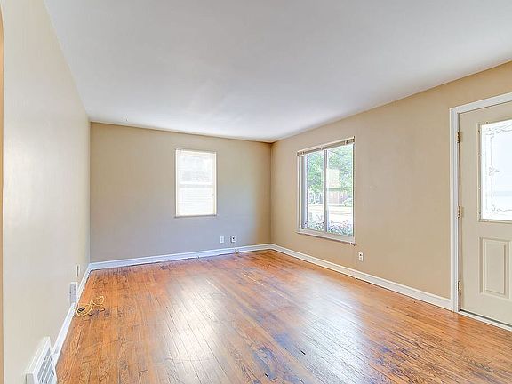 3rd image of 30912 Carlton Dr