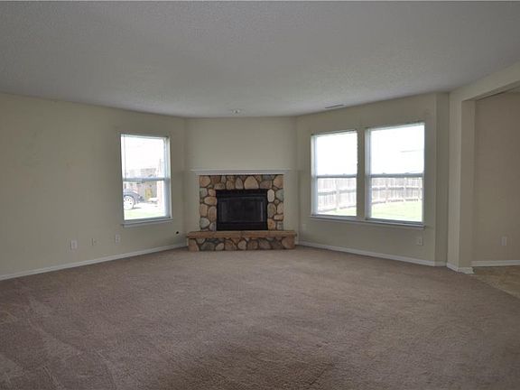 5th image of 6884 Maywood Cir