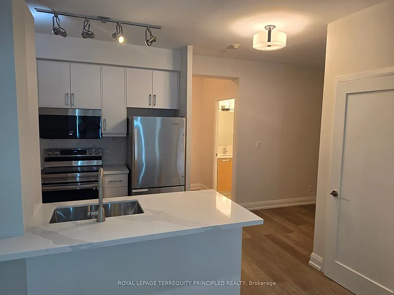 3391 Bloor St W #301 — Photo 4