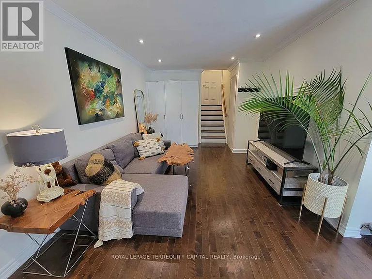 20 Mowat Cres — Photo 4