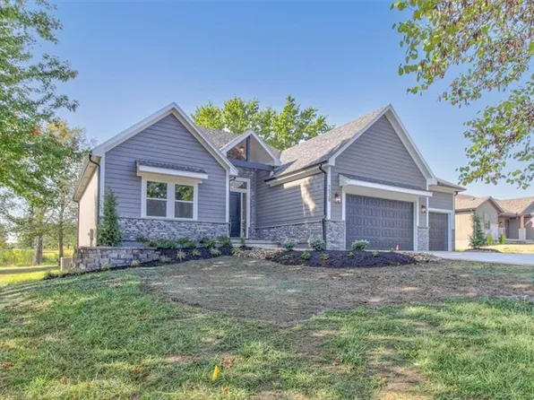 1520 Country Club Dr, Pleasant Hill, MO 64080