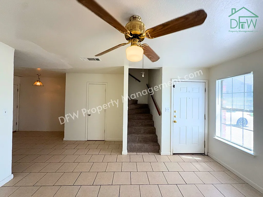 2 bed, 1.5 bath, 887 sqft, $1,295 — Photo 3