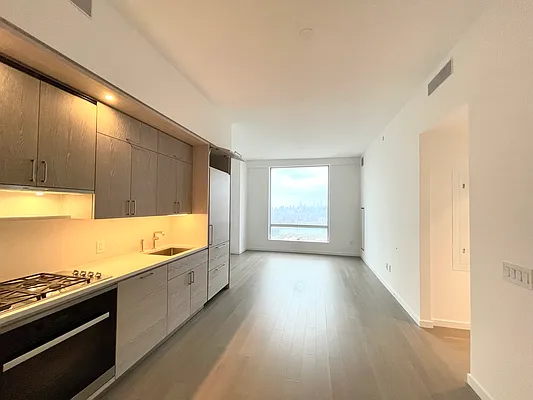 Rented by SERHANT. | media 8