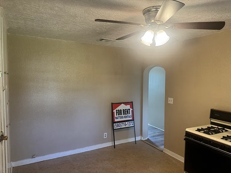 916 N Pine St — Photo 11