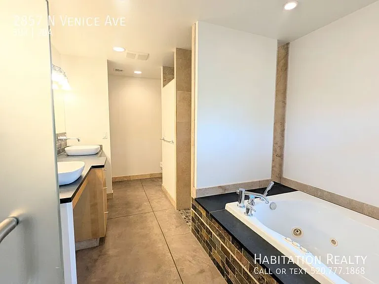 2857 N Venice Ave — Photo 16