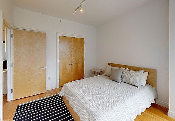 4th image of 550 W 54th St APT 1004