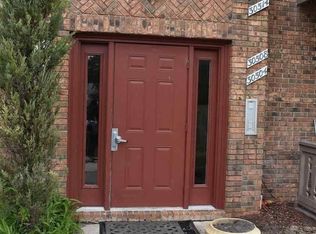 30502 Oakridge Manor Dr, Roseville, MI