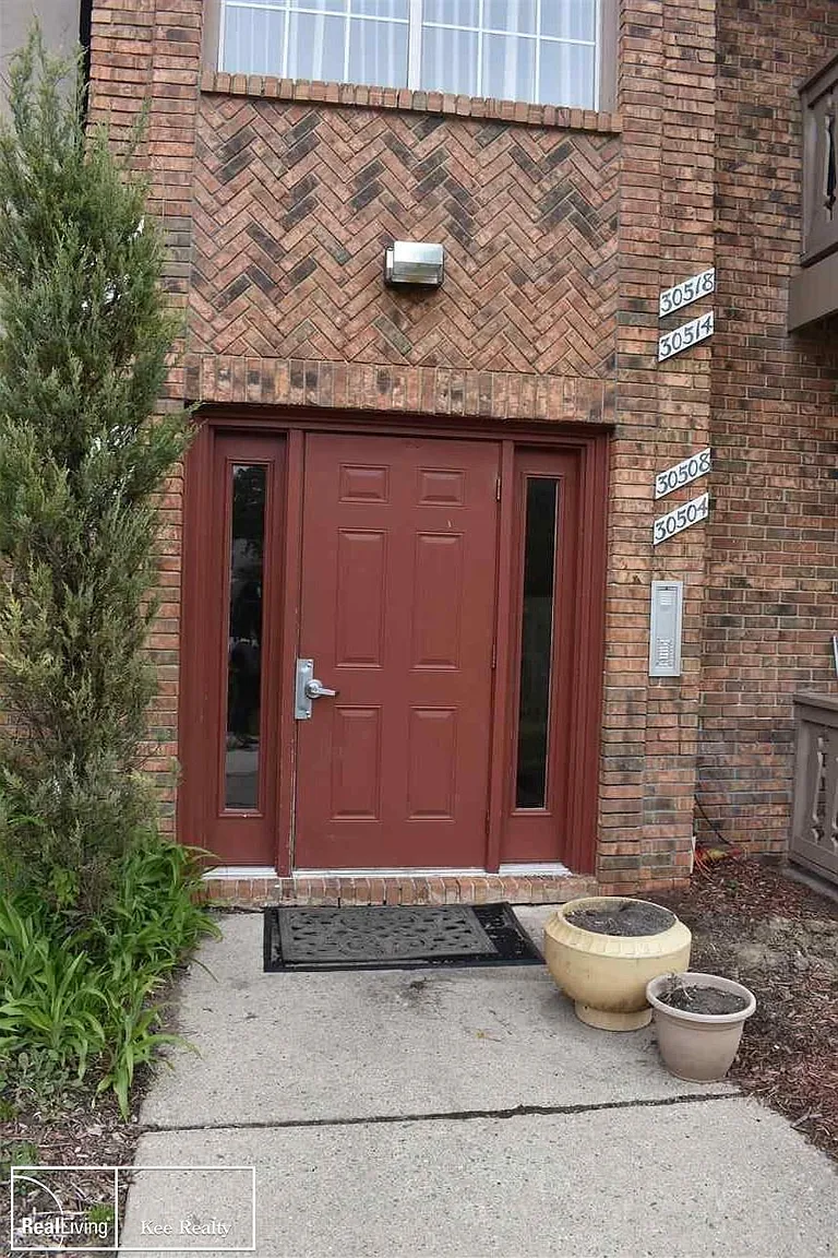 30502 Oakridge Manor Dr photo 1