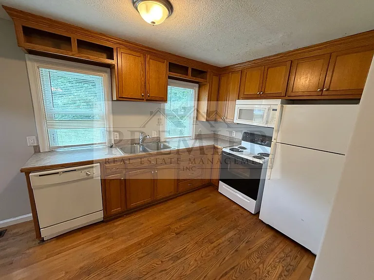 504 Westwood Dr — Photo 5