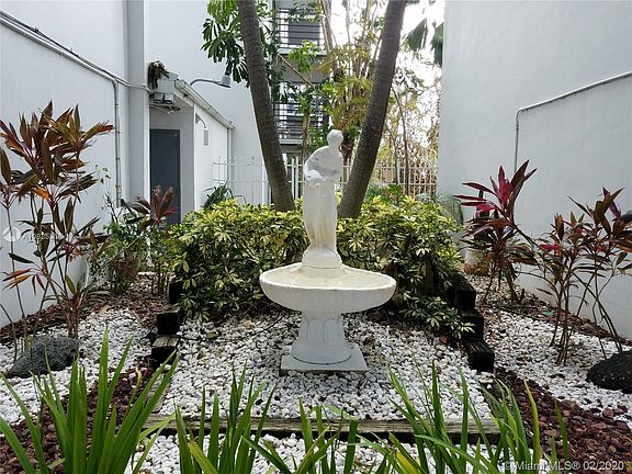 4th image of 20500 W Country Club Dr APT 604