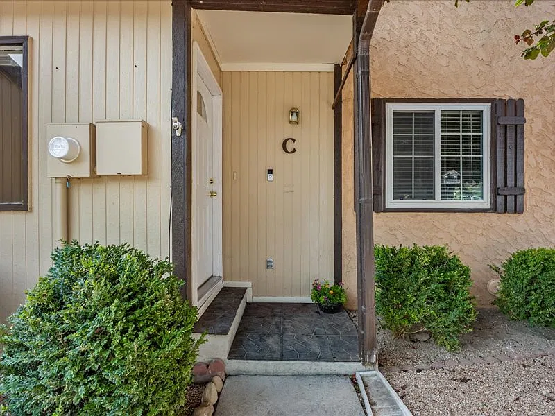 2 bed, 1068 sqft, $1,700 — Photo 2