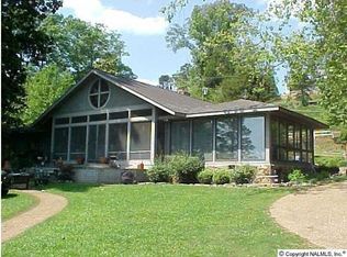 960 Buck Island Dr, Guntersville, AL 35976