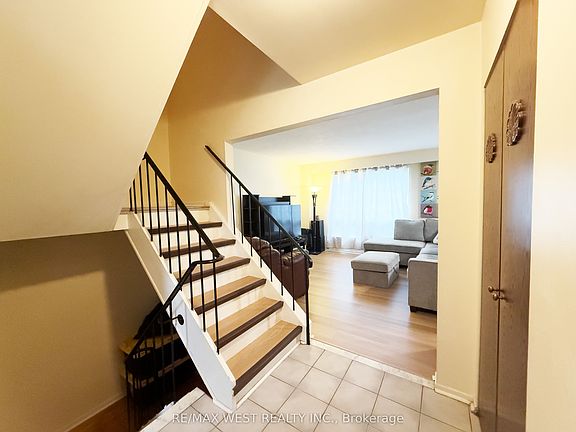 2nd image of 19 Gosford Blvd #3