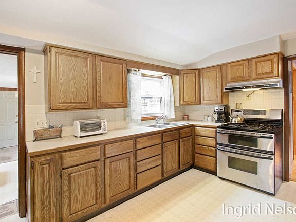 2nd image of 941 Woodworth St NE
