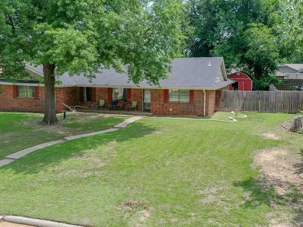 109 Saint Charles Pl, Chickasha, OK 73018