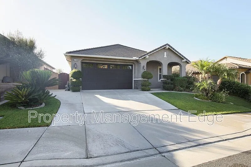 3 bed, 2.0 bath, 1628 sqft, $3,100 — Photo 2