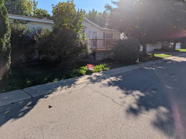 322 Parker Lake Dr, Oxford, MI 48371