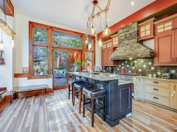 110 Undercliff Ave, Edgewater, NJ 07020