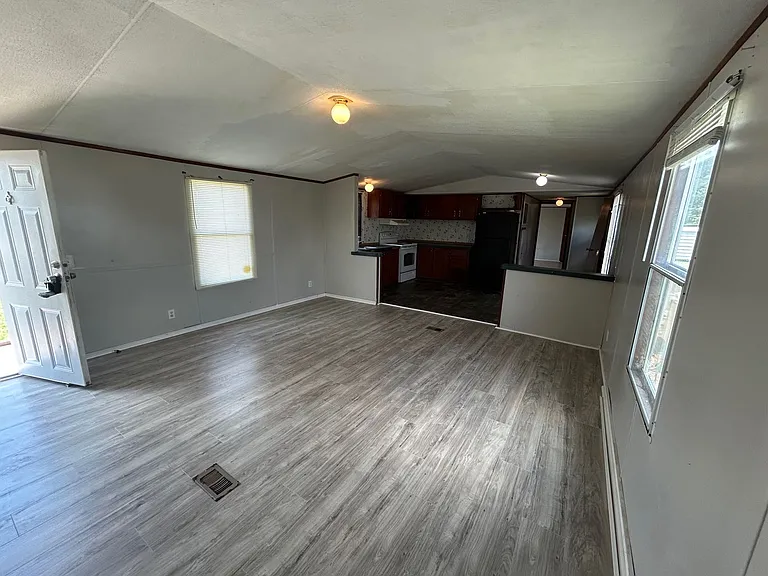 310 Walker Ct — Photo 2