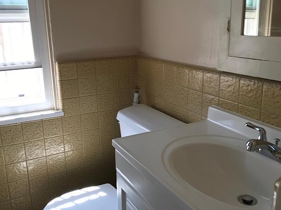 2nd image of 2440 Curlew St