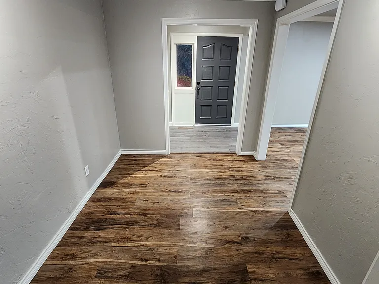 204 S Morrison Dr — Photo 2
