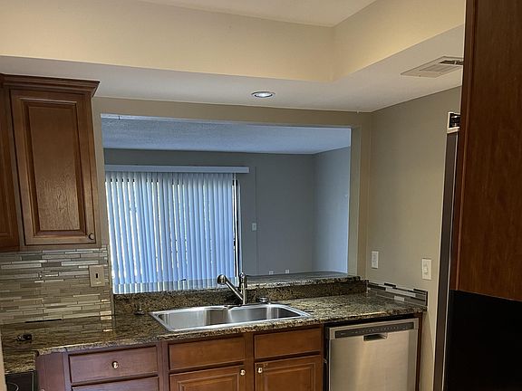4th image of 947 Sunridge Way