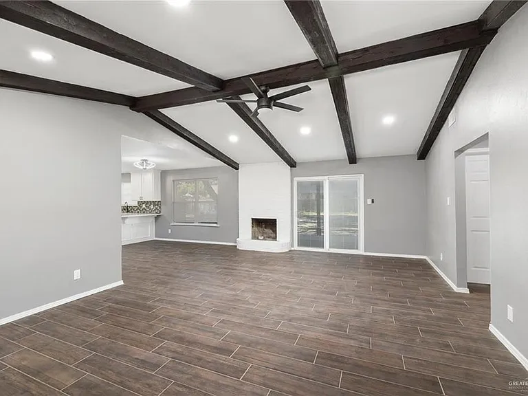 302 Stacie Ln — Photo 3