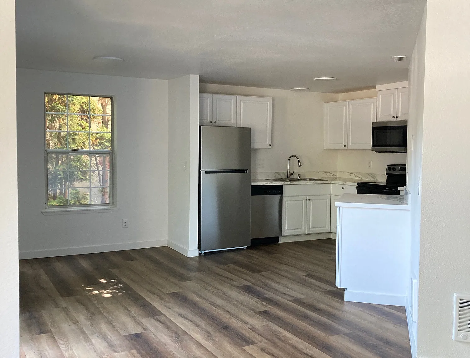 3 bed, 1176 sqft, $2,375 — Photo 4