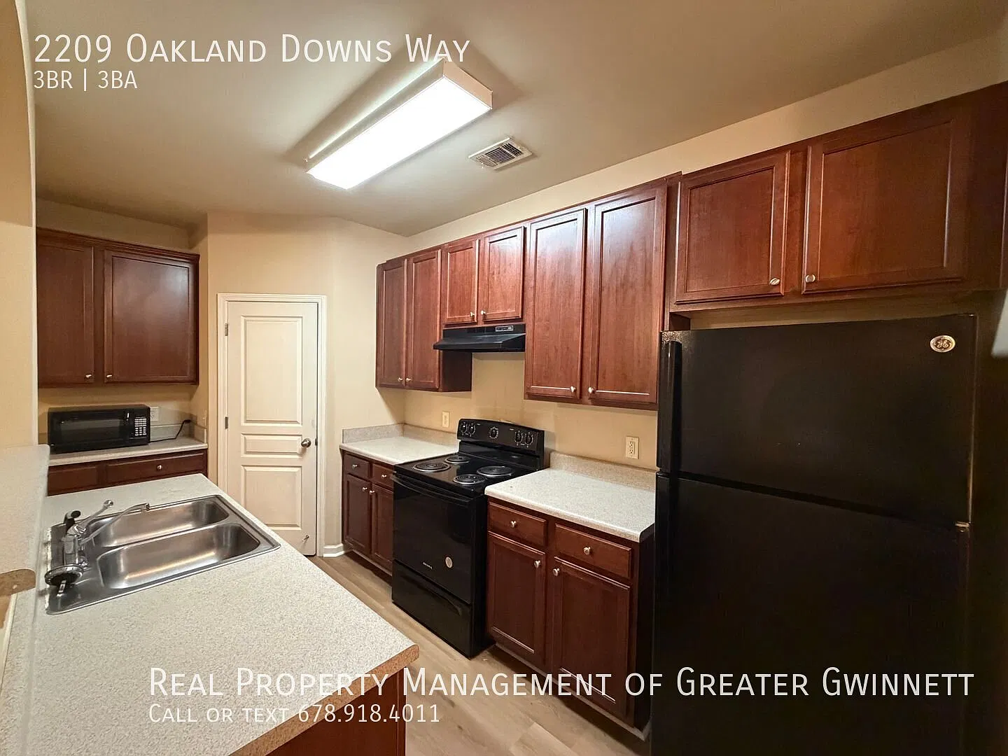 Charming 3 bedroom townhome! — Photo 3