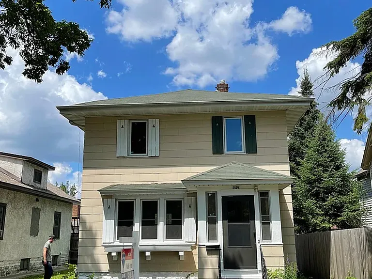 949 Margaret St — Photo 2