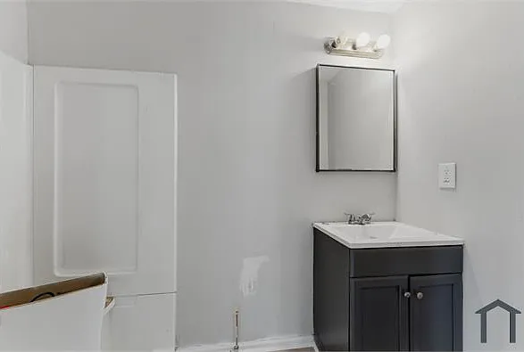 335 Rogers St — Photo 7