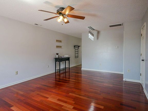 2nd image of 3055 Lee Hwy