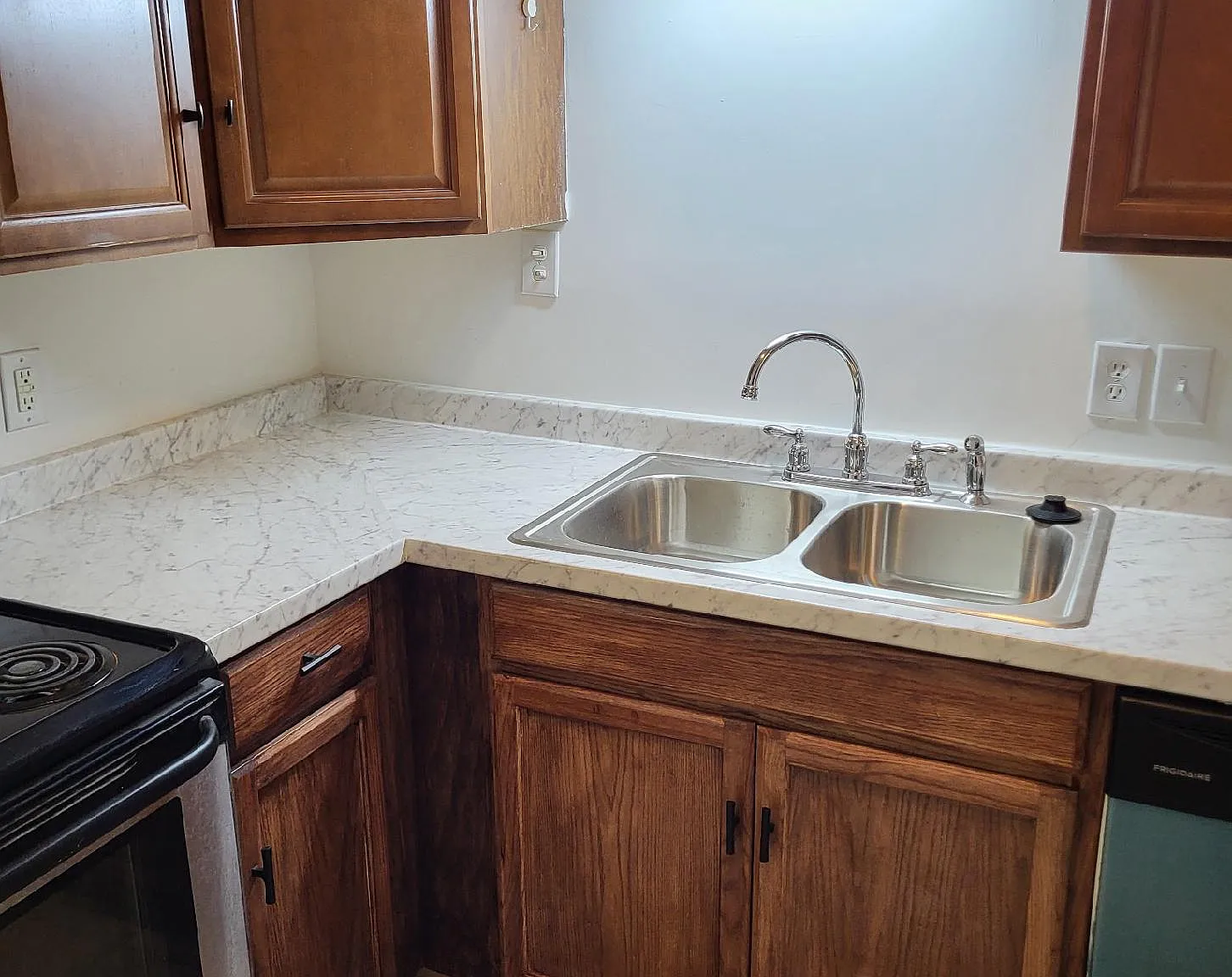 220 Elizabeth St — Photo 4