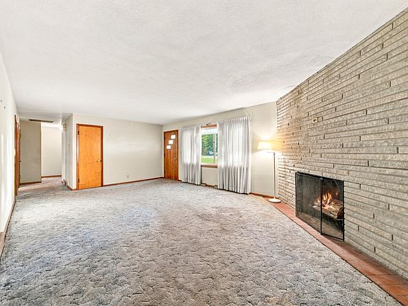 2nd image of 914 Murphy Dr