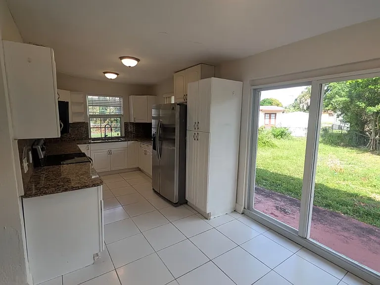 801 NW 33rd Ter — Photo 5