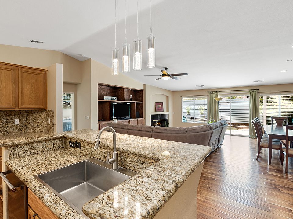 2nd image of 43267 Avenida Isabella