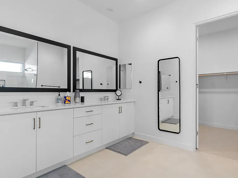 Master Suite 1 Bathroom