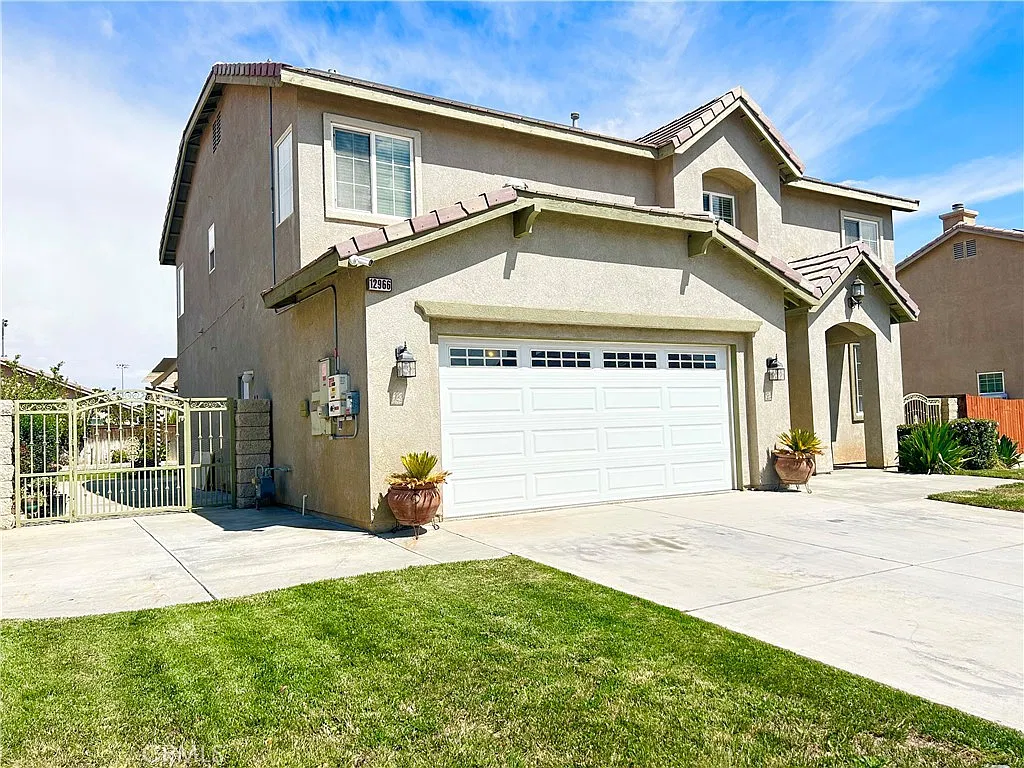 6 bed, 2.5 bath, 2668 sqft, $3,000 — Photo 2