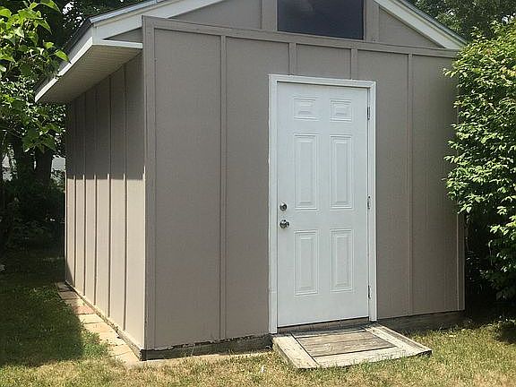 Spacious shed w/loft