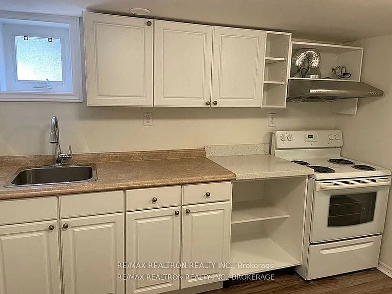 40 Meighen Ave #BASEMENT — Photo 5