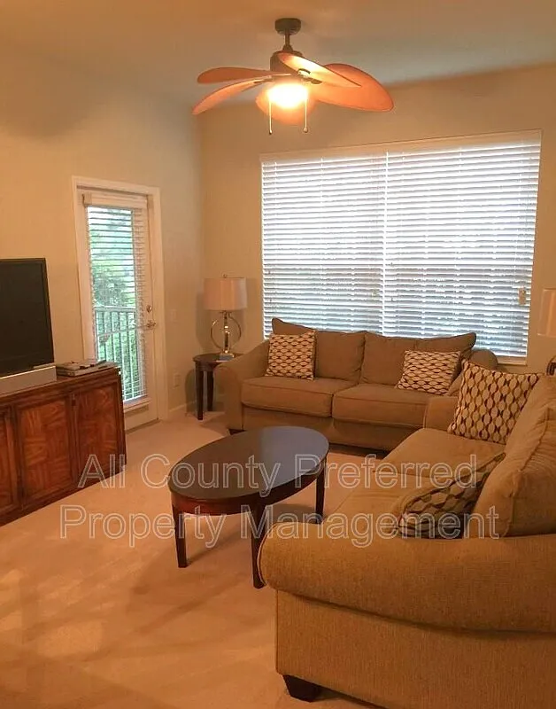 3 bed, 2.0 bath, 1412 sqft, $1,900 — Photo 3