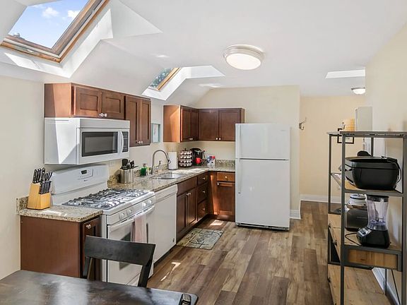 5th image of 219 W Park Ave