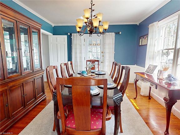 2nd image of 224 Country Club Rd