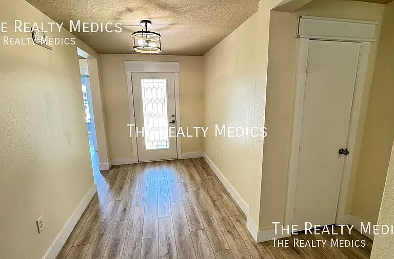 1040 Elderberry Dr — Photo 5
