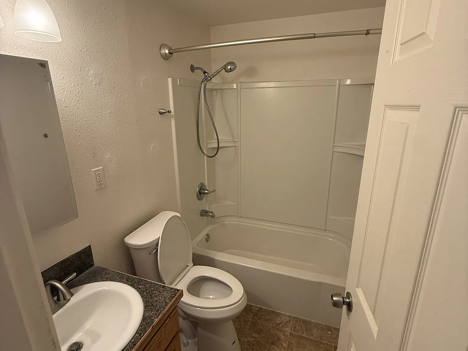 2 bed, 1000 sqft, $1,300 — Photo 2